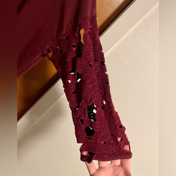 American Eagle 3/4 sleeve with peak a boo open back, maroon/red good condition - Picture 4 of 4